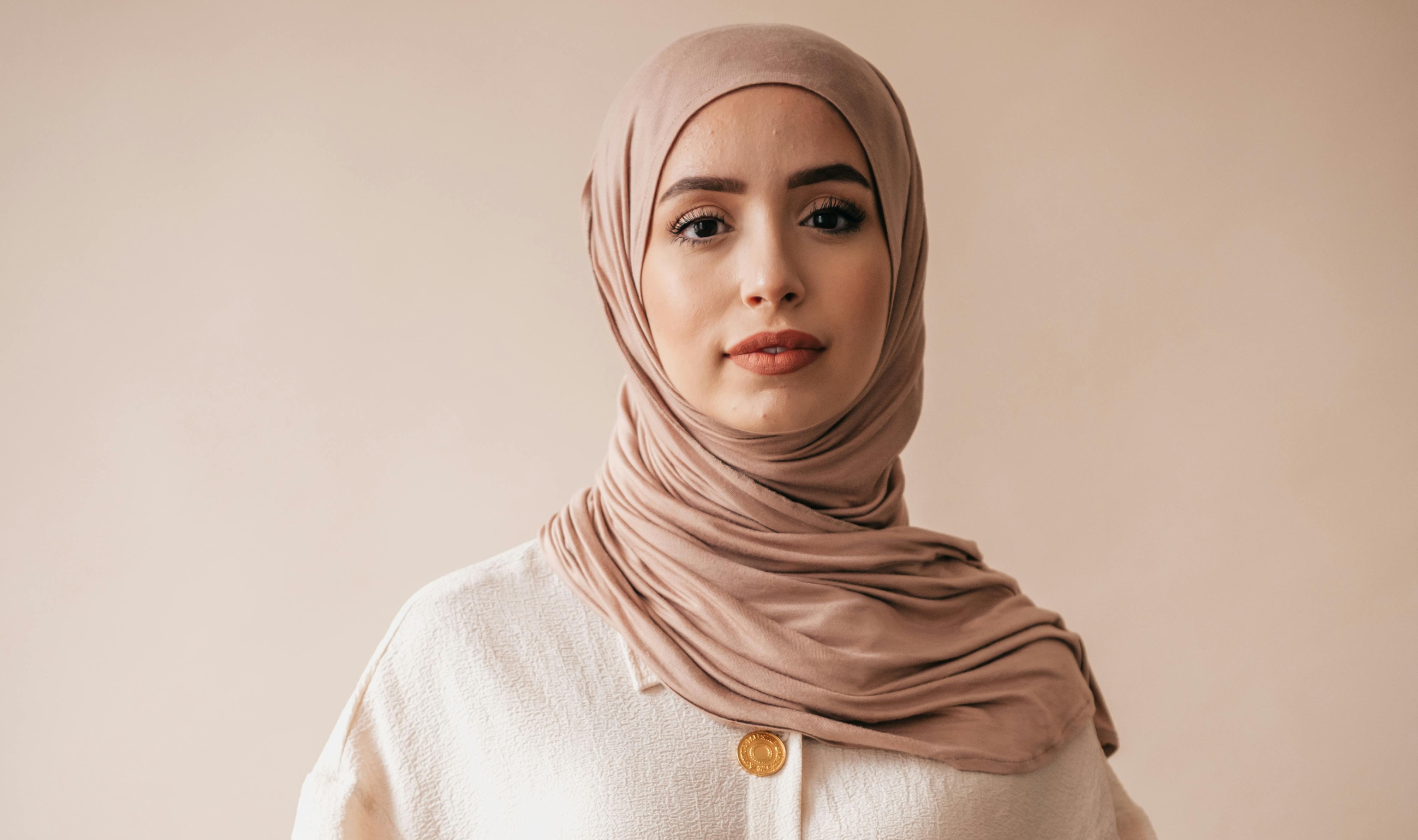 Можно ли женщинам пользоваться косметикой: ответил ДУМК