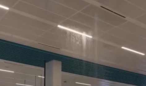 В аэропорту Алматы прорвало трубу, и вода потекла с потолка.