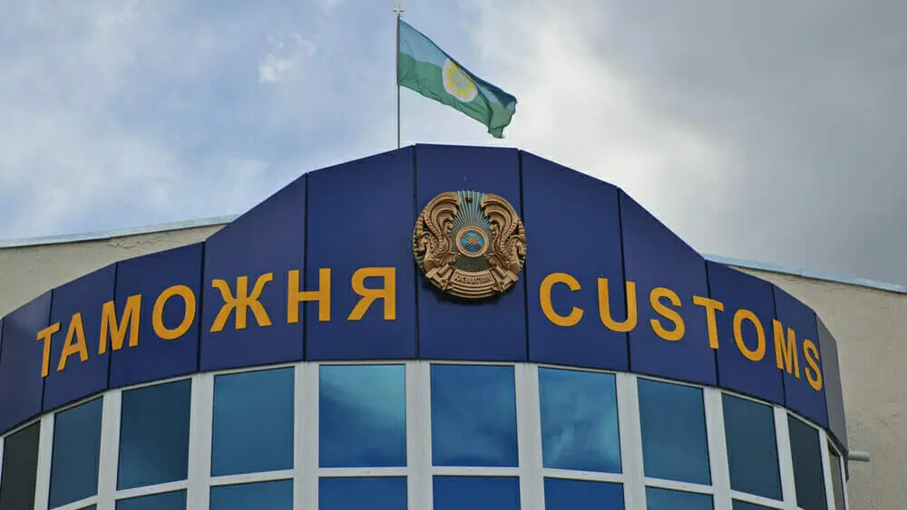 Житель, пытавшийся вывезти из страны 47 300 долларов США, лишился половины суммы.