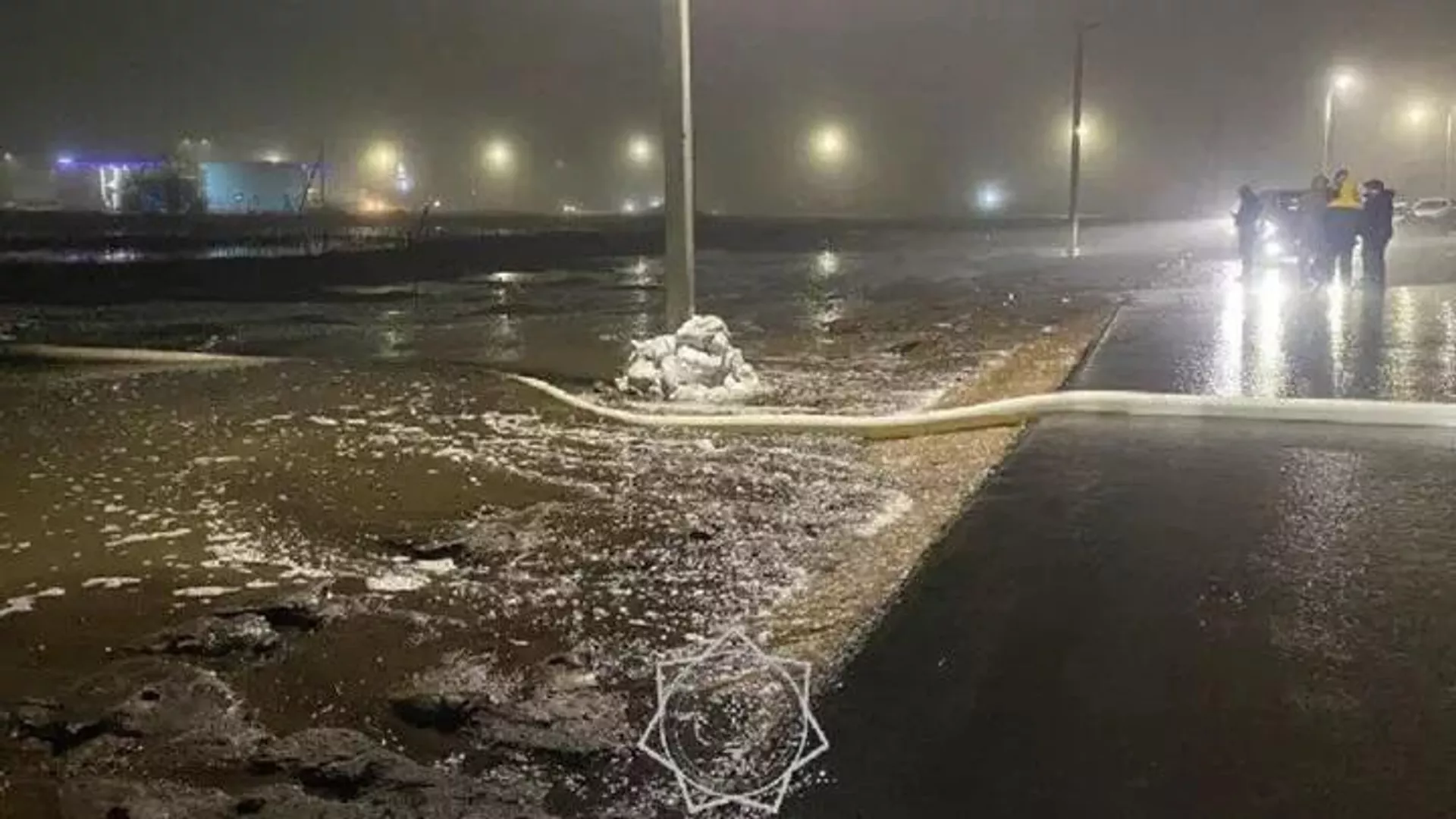 В Уральске талые воды затопили дорогу