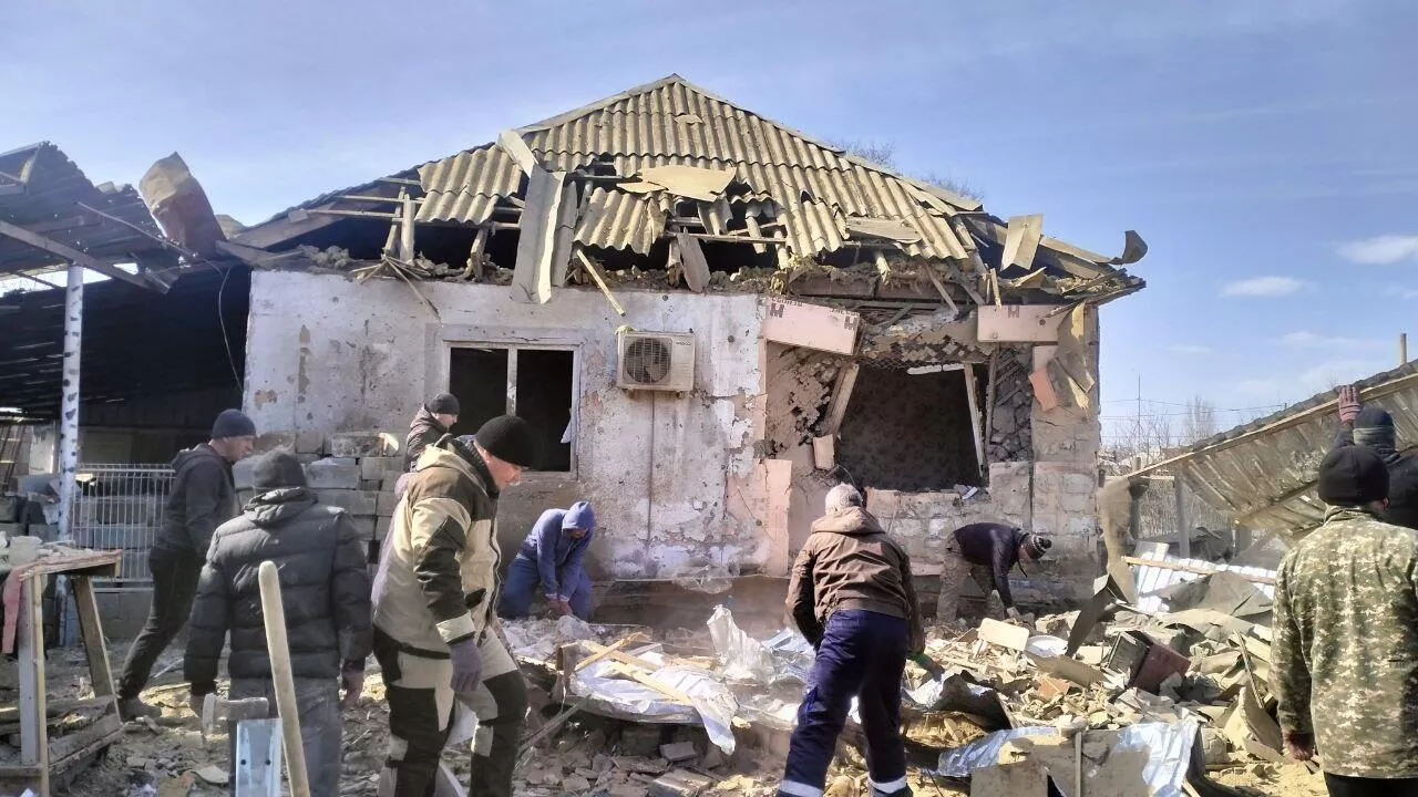 В Талдыкоргане взорвался автомобиль, работающий на газе, пострадали отец и дочь.