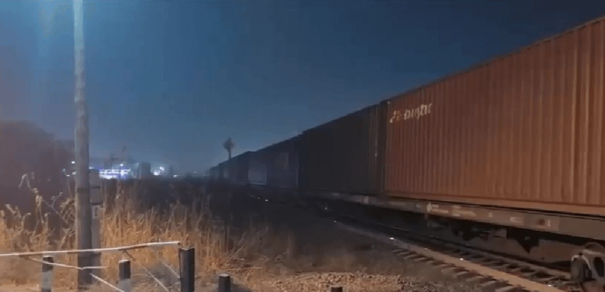 На участке Алматы-1 – Сарыөзек произошло столкновение локомотива и автомобиля.