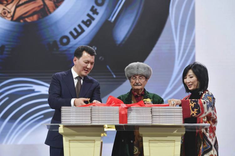 Аудиосборник «Асыл мұра», включающий песни, музыкальные произведения и фольклорное наследие казахского народа, вышел в свет.