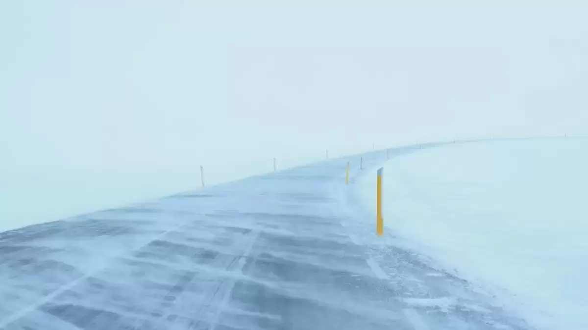 В стране ухудшилась погода: в ВКО из-за снежной бури остановлено дорожное движение