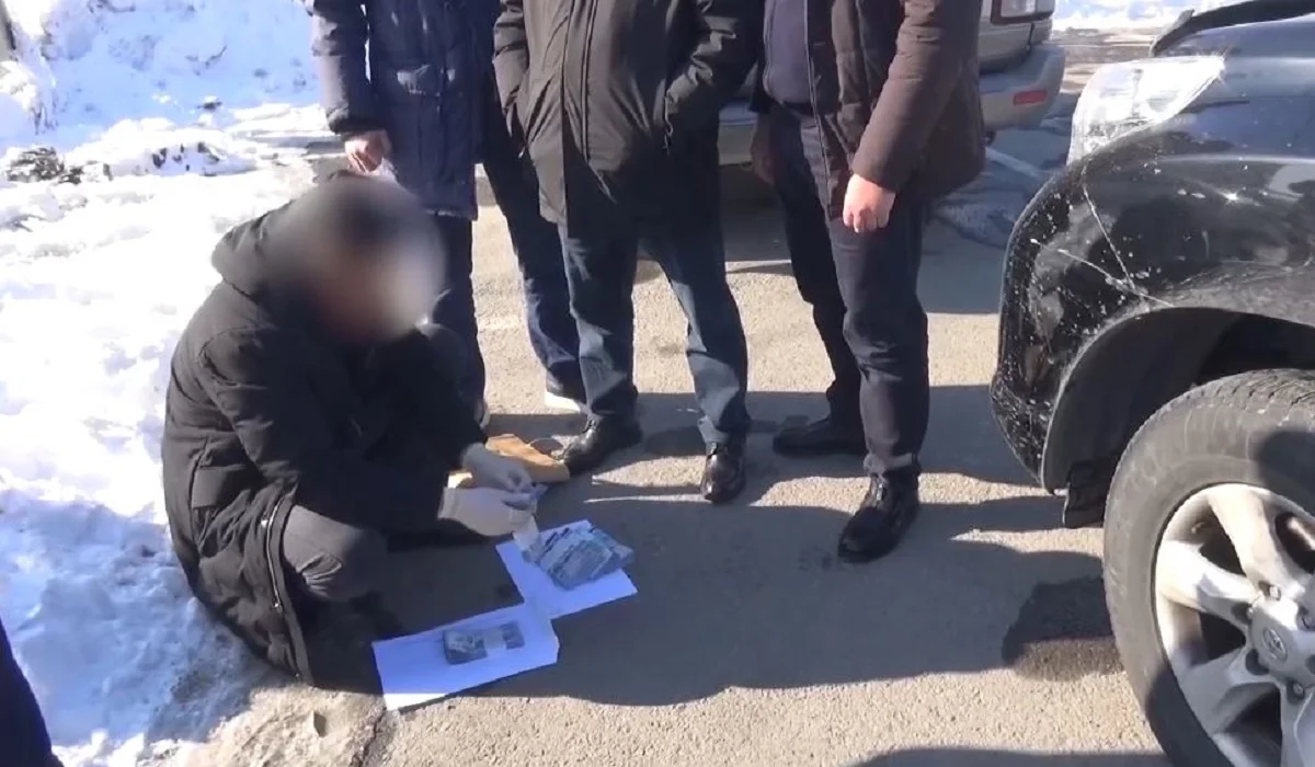В Жетысуской области чиновник подозревается в получении взятки в размере полумиллиона тенге.
