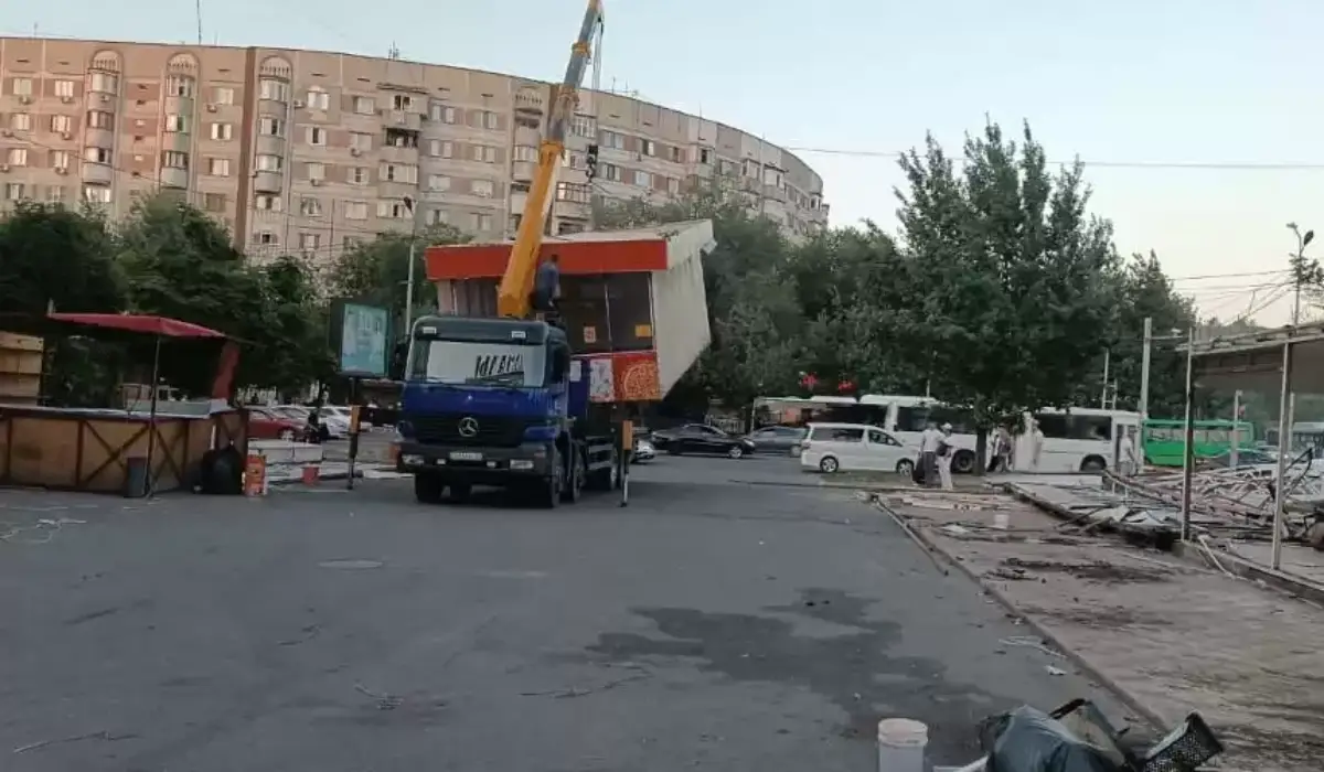 В Алматы сносят незаконные торговые киоски