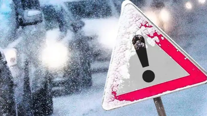 Движение транспорта ограничено на дорогах в восьми областях из-за погодных условий