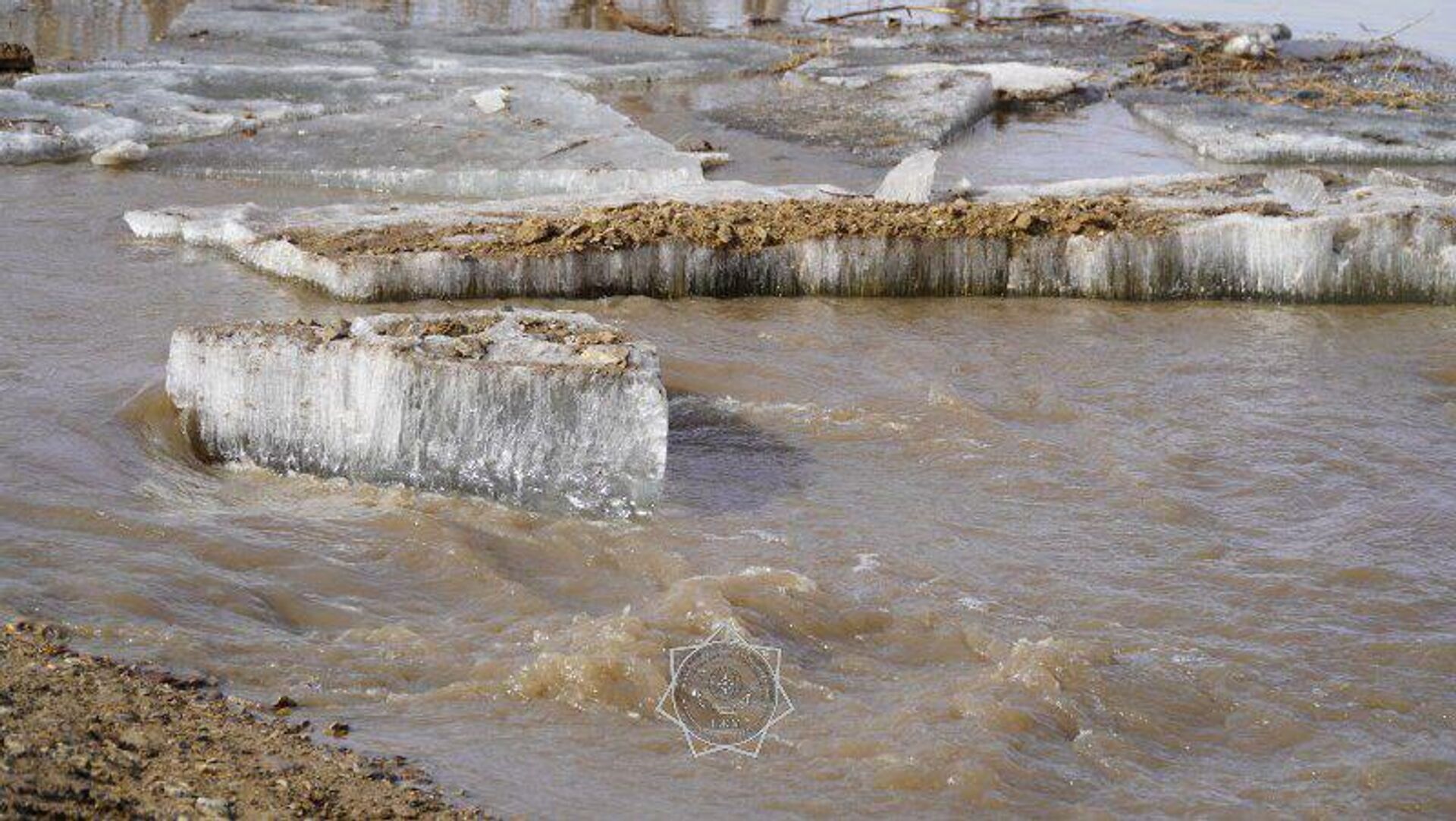 В Алматинской области река вышла из берегов: затоплены дома в селе