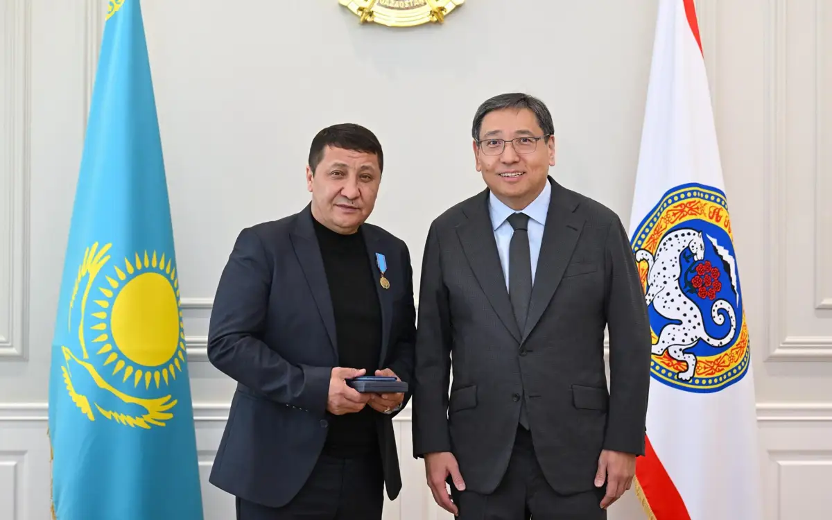 Событие в аэропорту: Аким Алматы Муса Абдраимов вручил медаль «Ерлігі үшін»