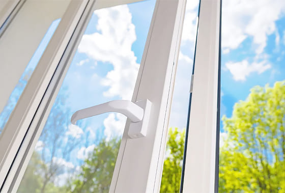 Строительные компании обязали устанавливать замки безопасности на окна в новых домах.