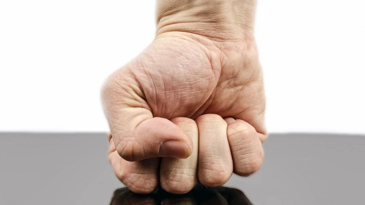 В Карагандинской области подростки ворвались в дом пенсионера и избили его.