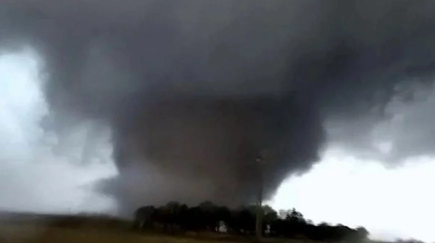 В нескольких штатах США произошли разрушительные торнадо.