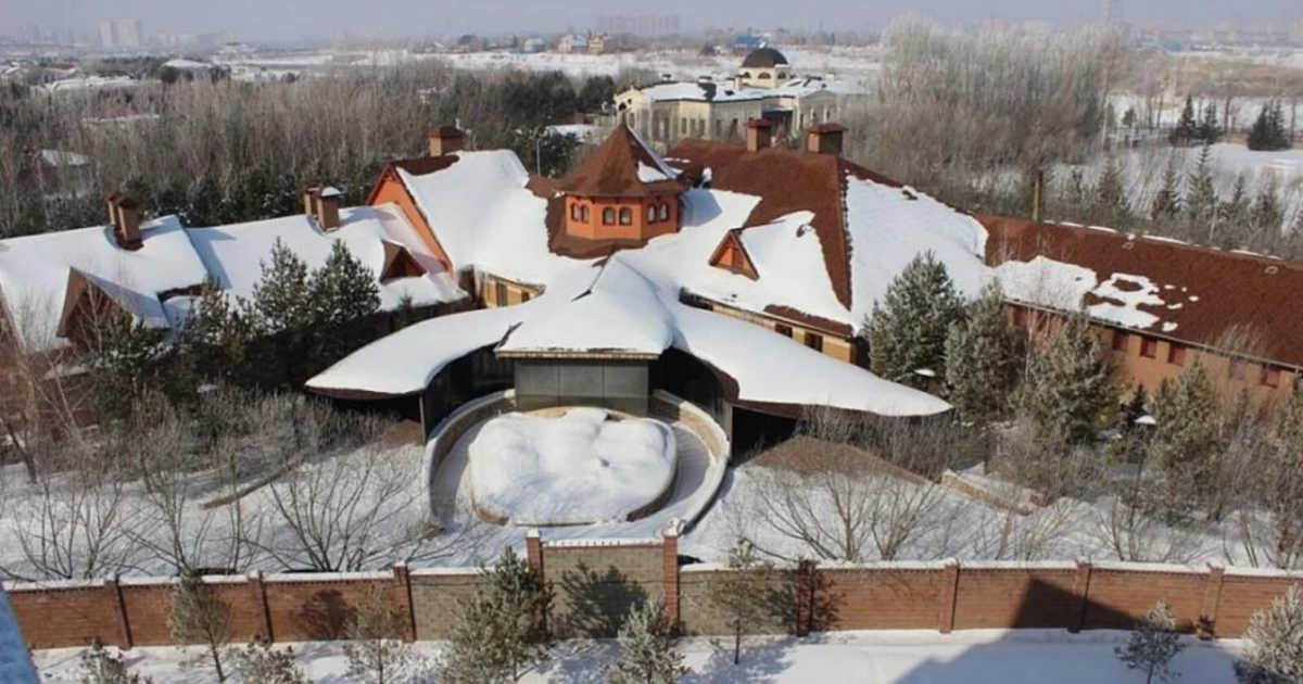 Аудиторияның жаңалықтарына сәйкес, ҚР Ұлттық қауіпсіздік комитетінің бұрынғы төрағасы, ҚР Премьер-министрінің бұрынғы басшысы Кәрім Мәсімовтің Астанадағы зәулім үйі Астана қаласы әкімдігінің меншігіне өтеді.

Бұл туралы Астана қаласының әкімі Жеңіс Қасымбектің баспасөз мәслихатында белгілі болды.

«Астана қаласының әкімдігінің меншігіне өтетін объектілер бар. Олардың ішінде Кәрім Мәсімовтің үйі де бар», — деді Жеңіс Қасымбек.

Бұған дейін, 2022 жылдың қаңтар айында, ҚР Президенті Қасым-Жомарт Тоқаев Кәрім Мәсімовті Ұлттық қауіпсіздік комитетінің төрағасы қызметінен босату туралы жарлыққа қол қойған болатын. Кейіннен, Мәсімов мемлекетке опасыздық жасады деген айыппен қамауға алынды.

Астана әкімдігінің баспасөз қызметі бұл үйдің алдағы уақытта қайда жұмсалатыны туралы нақты ақпарат бермеді.