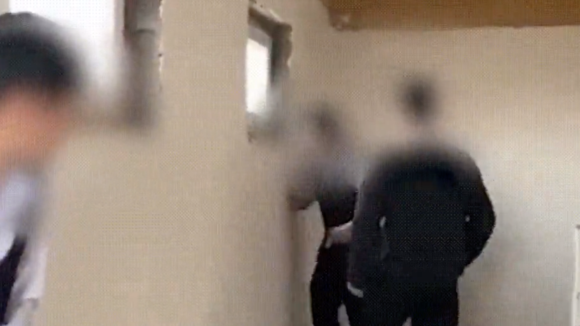 В Алматинской области ученик старших классов избил детей младшего возраста.