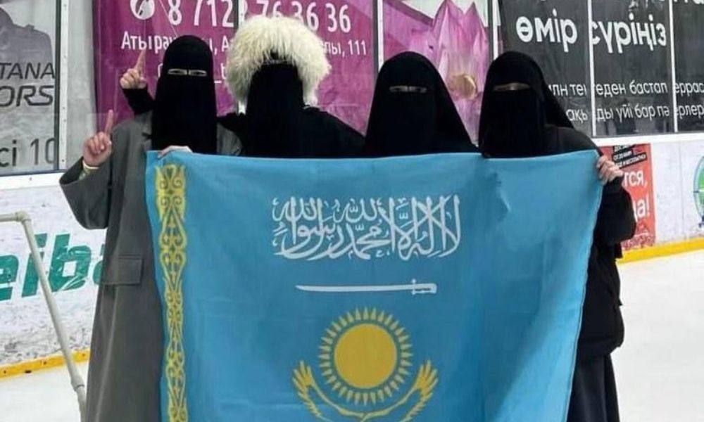 Девушкам в никабах, написавшим арабскую надпись на флаге Казахстана, назначено наказание.