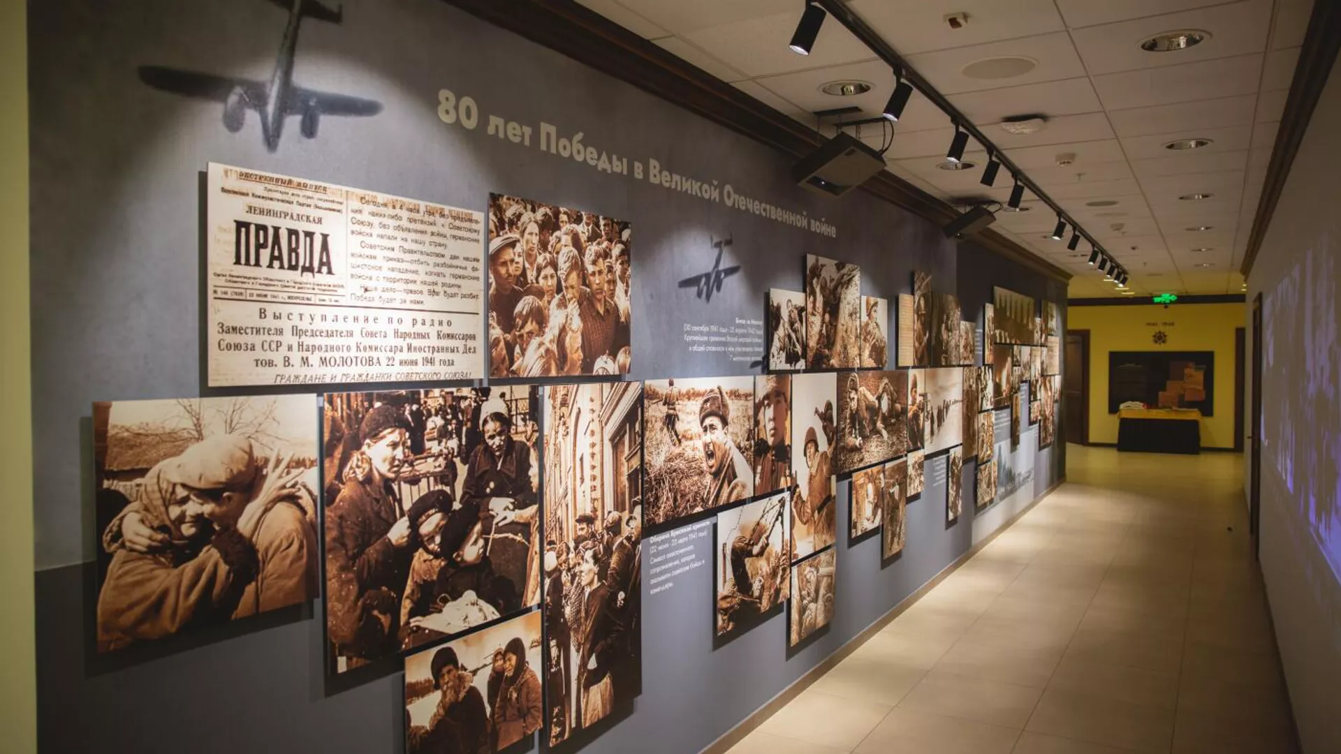 В Евразийской экономической комиссии открылась фотовыставка, посвященная 80-летию Победы.