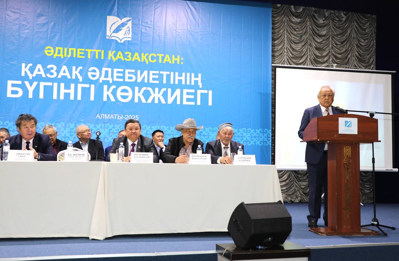 Союз писателей наградил нескольких писателей литературными премиями.