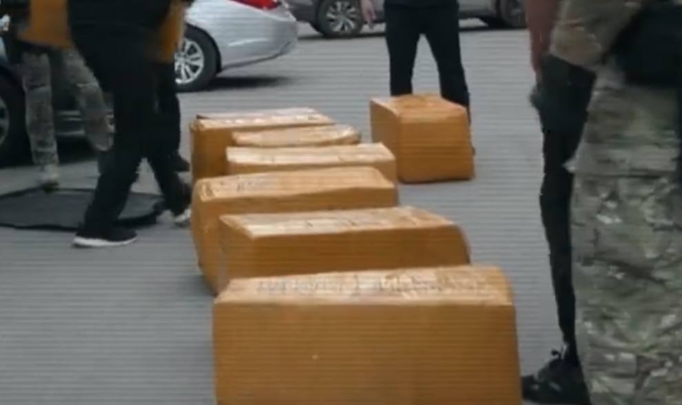 В Астане у двух мужчин изъяли 270 кг наркотиков и пистолет.