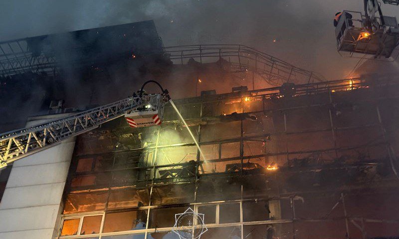 В Алматы загорелось 6-этажное административное здание