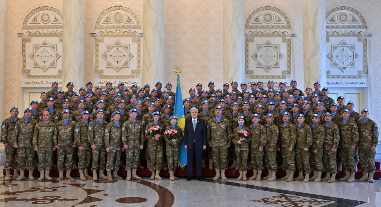 Президент наградил казахстанских миротворцев государственными наградами