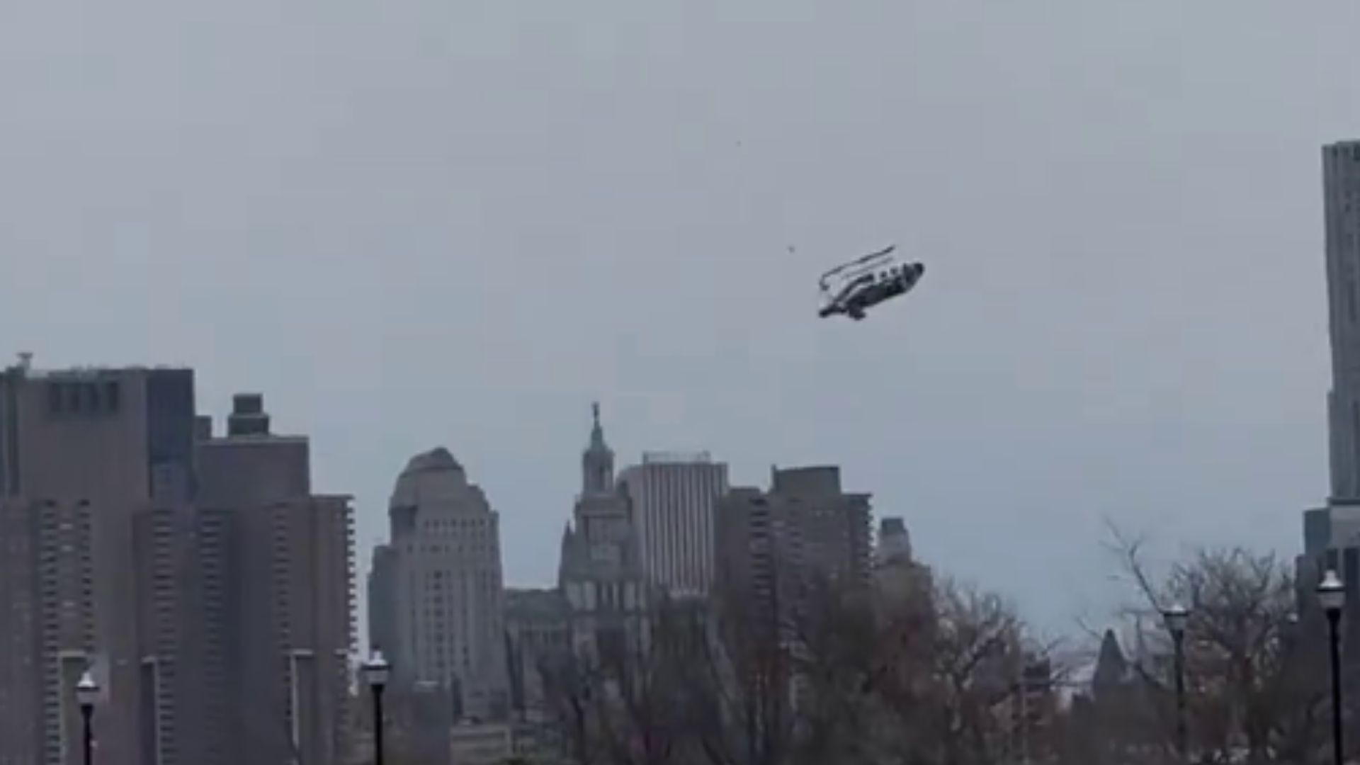 В Нью-Йорке в результате крушения вертолета погибли шесть человек.