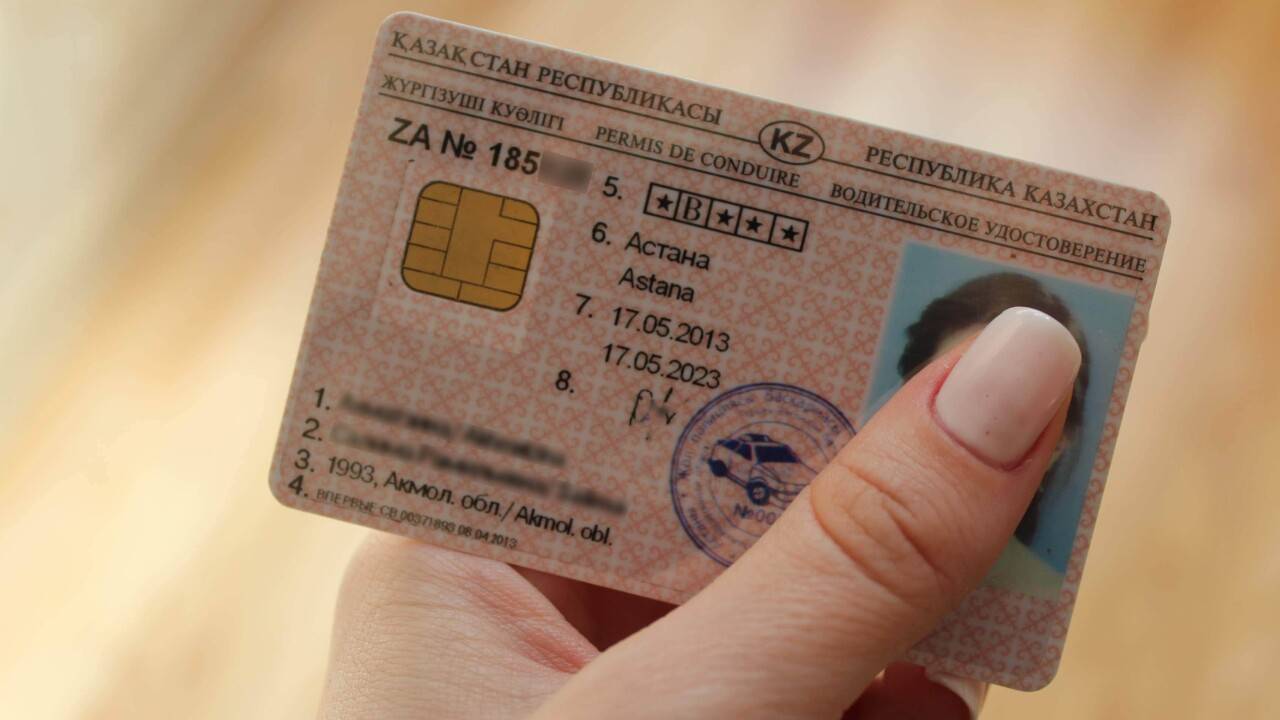 В социальных сетях распространилась ложная информация об ускоренной замене водительских удостоверений.