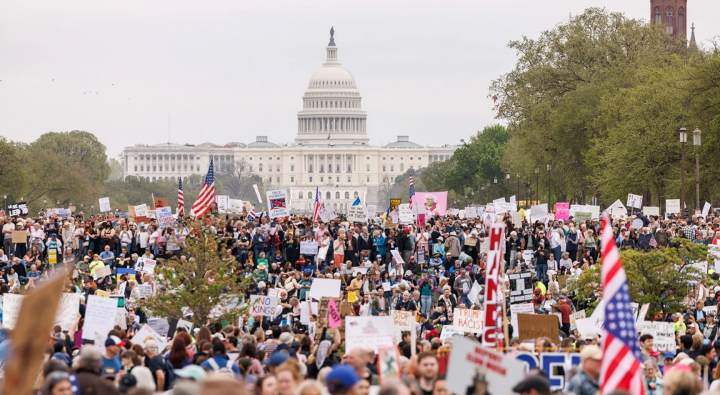 В США прошли массовые протесты против Трампа