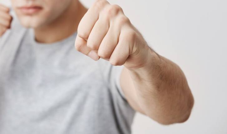 В Темиртау одного из подростков, избивших пенсионера, избили неизвестные.