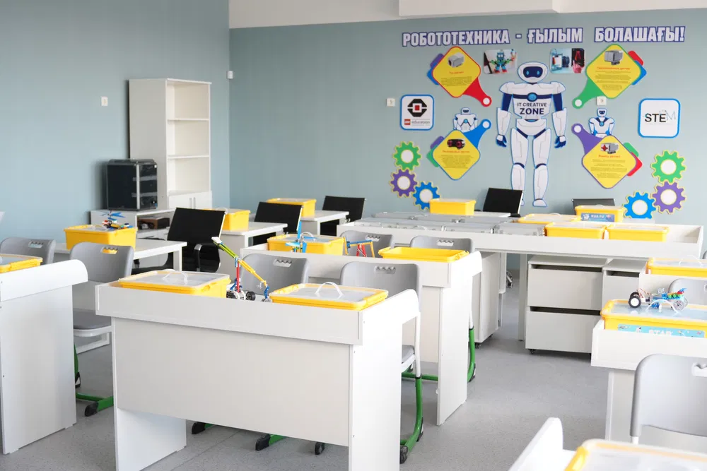 Во всех школах страны открываются кабинеты STEM и робототехники.