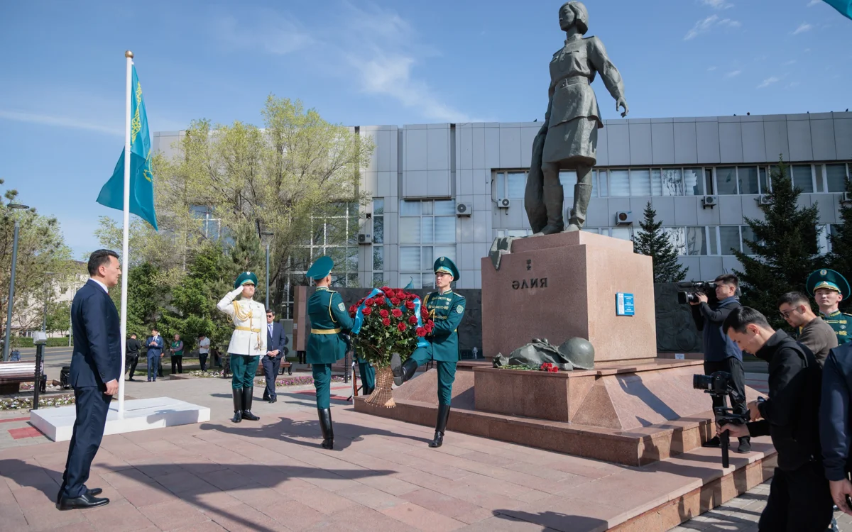 Государственный советник Ерлан Карин возложил цветы к памятнику Алии Молдагуловой