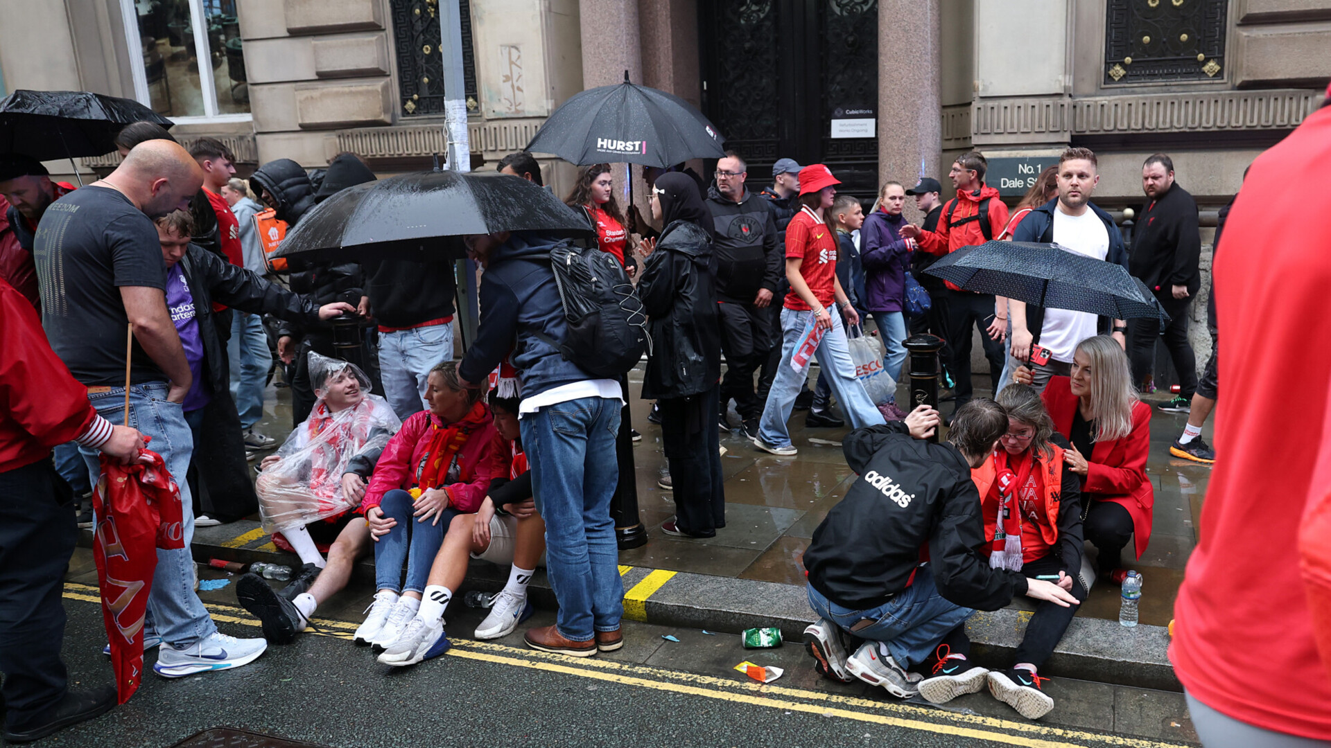 В Ливерпуле автомобиль сбил футбольных болельщиков.