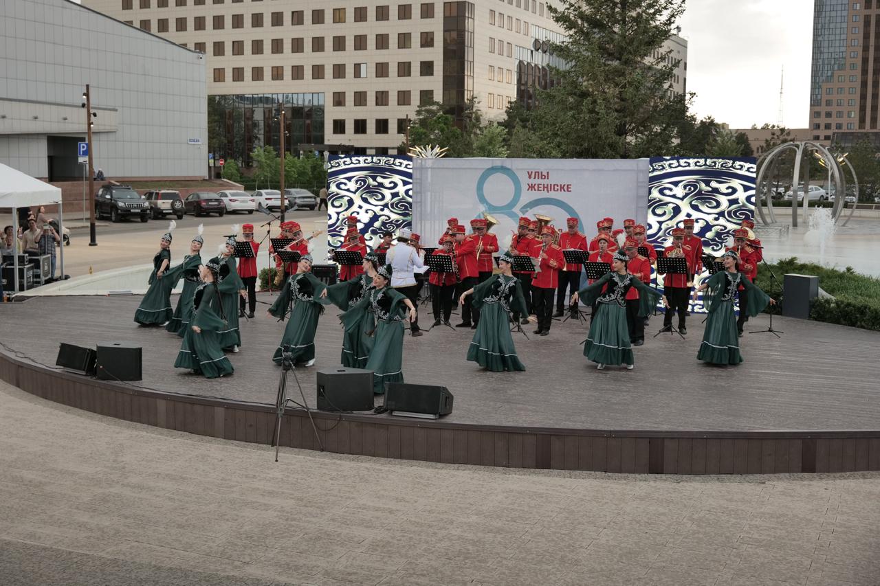 В Астане прошел праздничный концерт, посвященный Дню Победы.