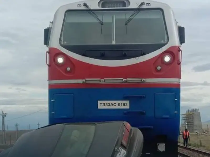 В Алматинской области легковой автомобиль столкнулся с поездом.