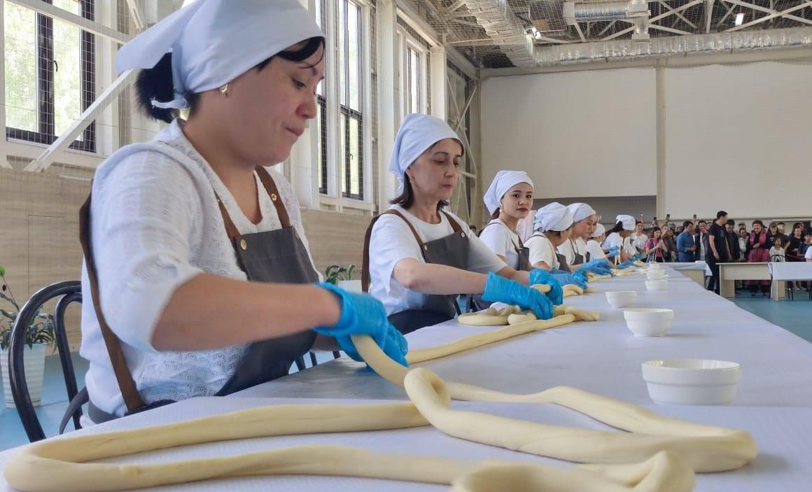 В Алматы приготовили лагман длиной 1704 метра, установив рекорд Казахстана.