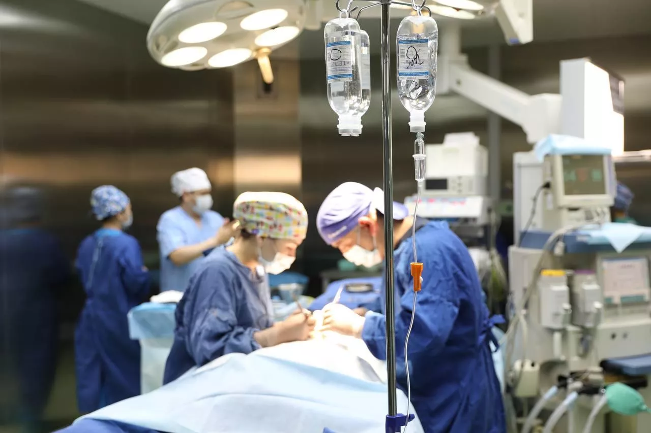 В Астане врачи провели сложную операцию на мозге трехмесячного младенца.