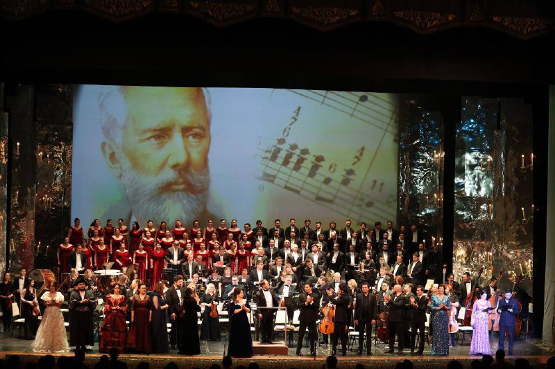 Казахский государственный академический театр оперы и балета имени Абая отметил юбилей П. Чайковского.