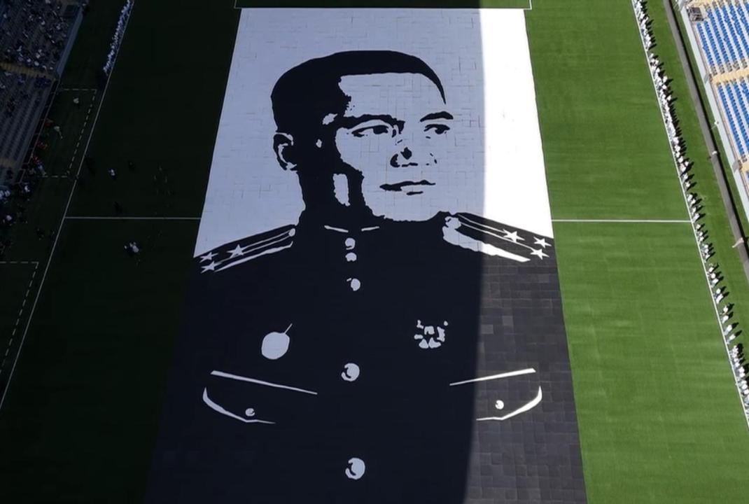 В Астане 600 детей создали огромный портрет Бауыржана Момышулы