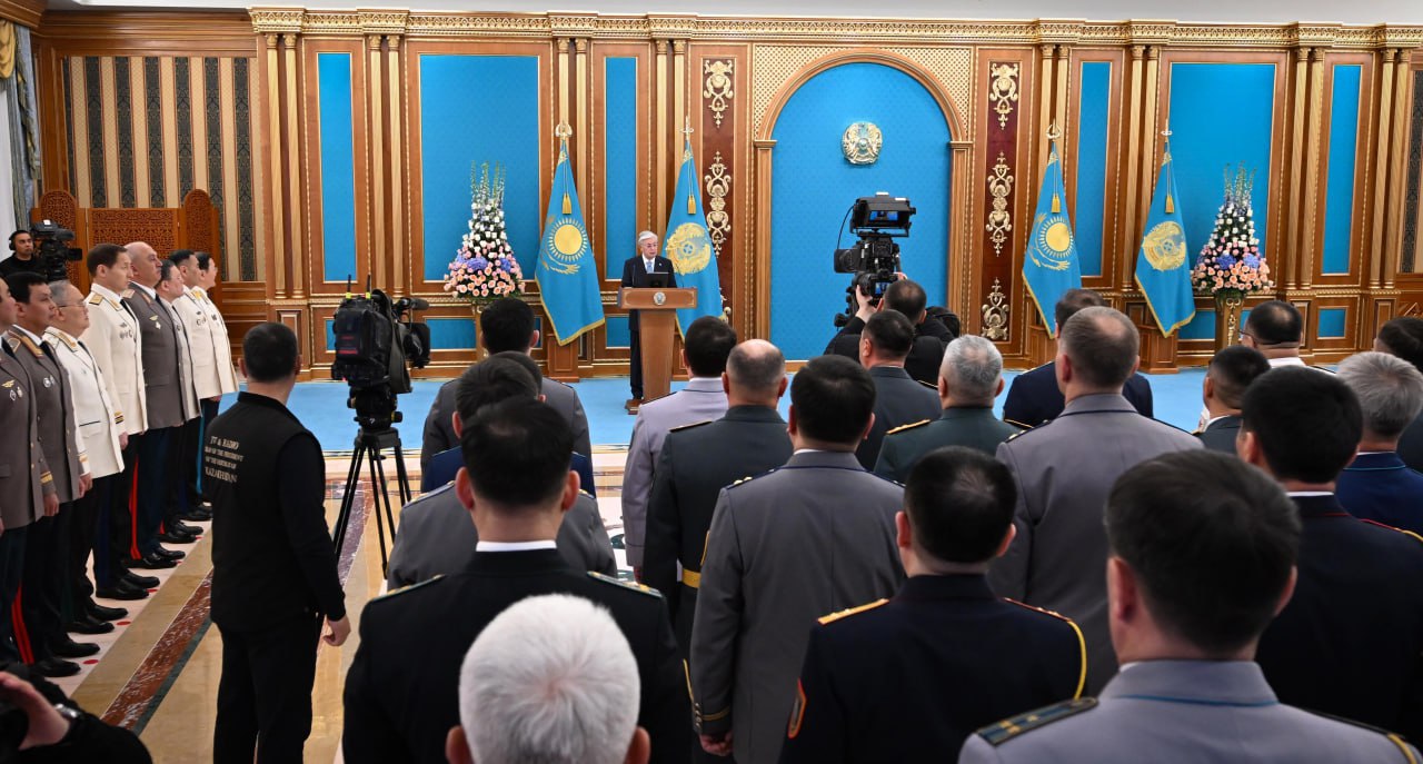 Президент вручил государственные награды военнослужащим