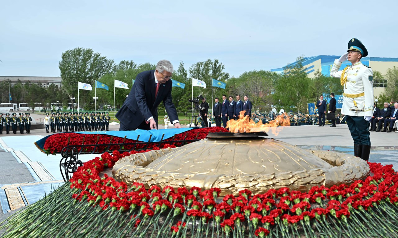 Касым-Жомарт Токаев возложил цветы к монументу «Родина-мать»