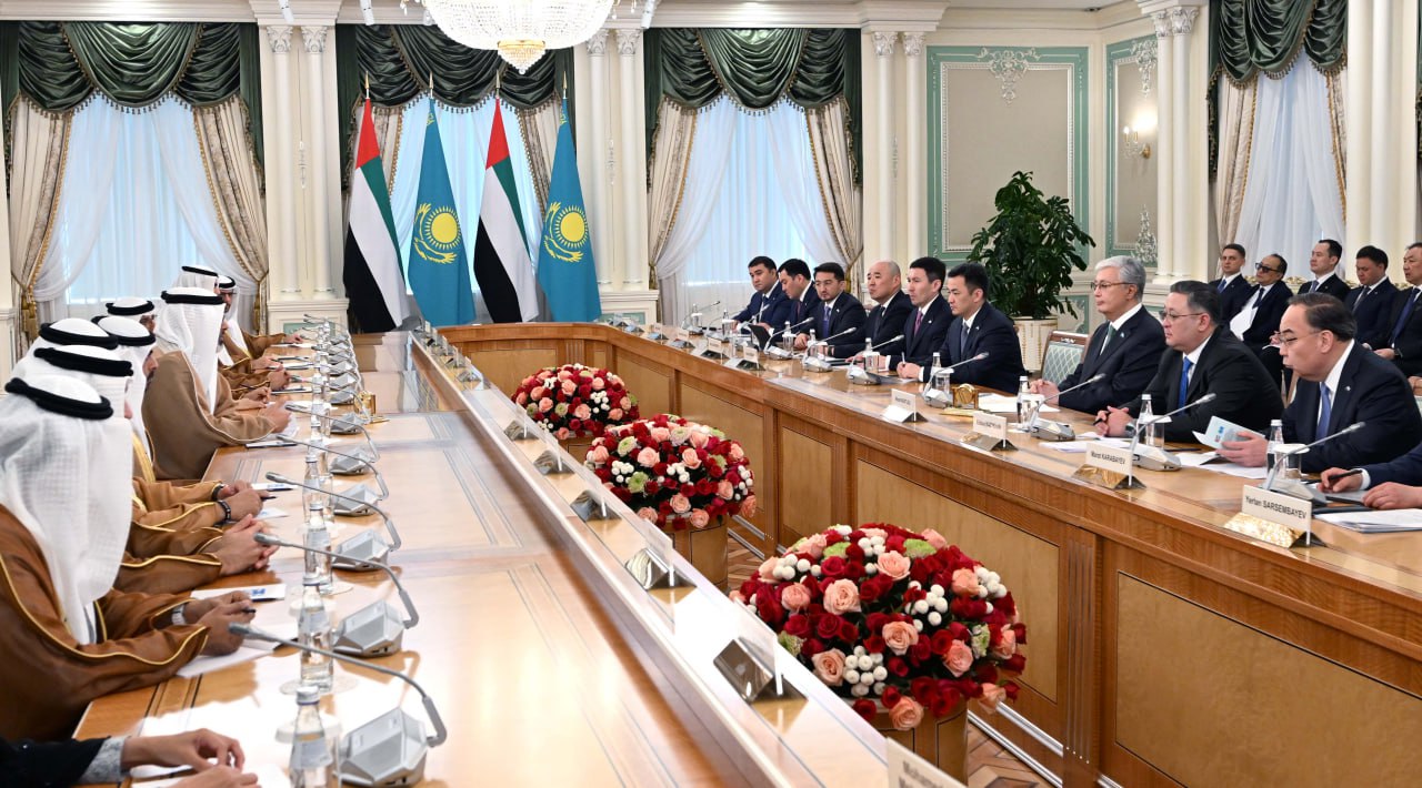 Глава государства провел переговоры с наследным принцем Абу-Даби Халедом бен Мухаммедом Аль Нахайяном.