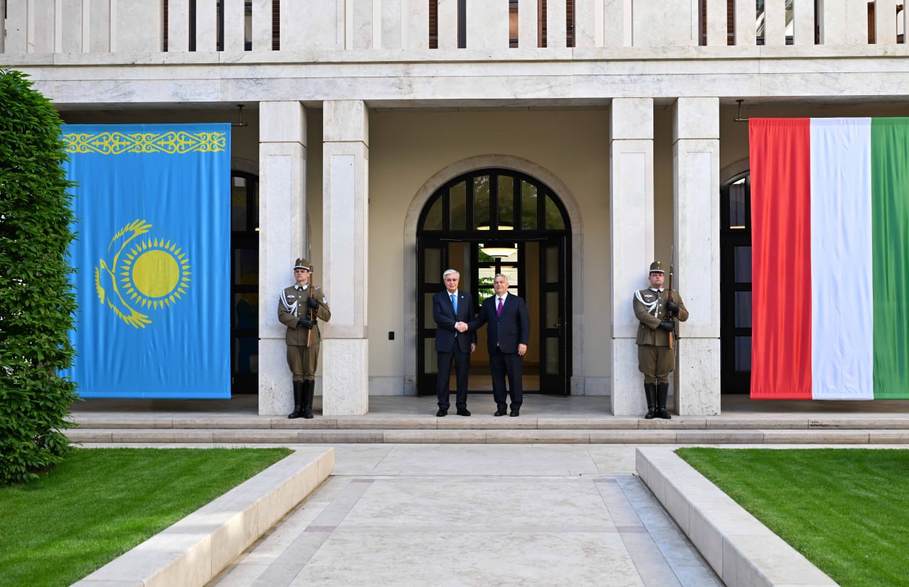 Глава государства провел переговоры с премьер-министром Венгрии