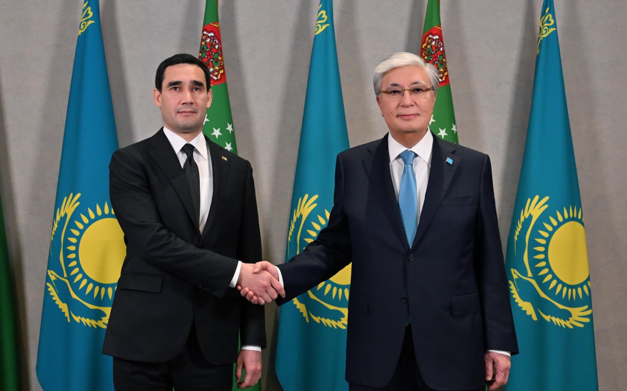 Глава государства встретился с Президентом Туркменистана Сердаром Бердымухамедовым