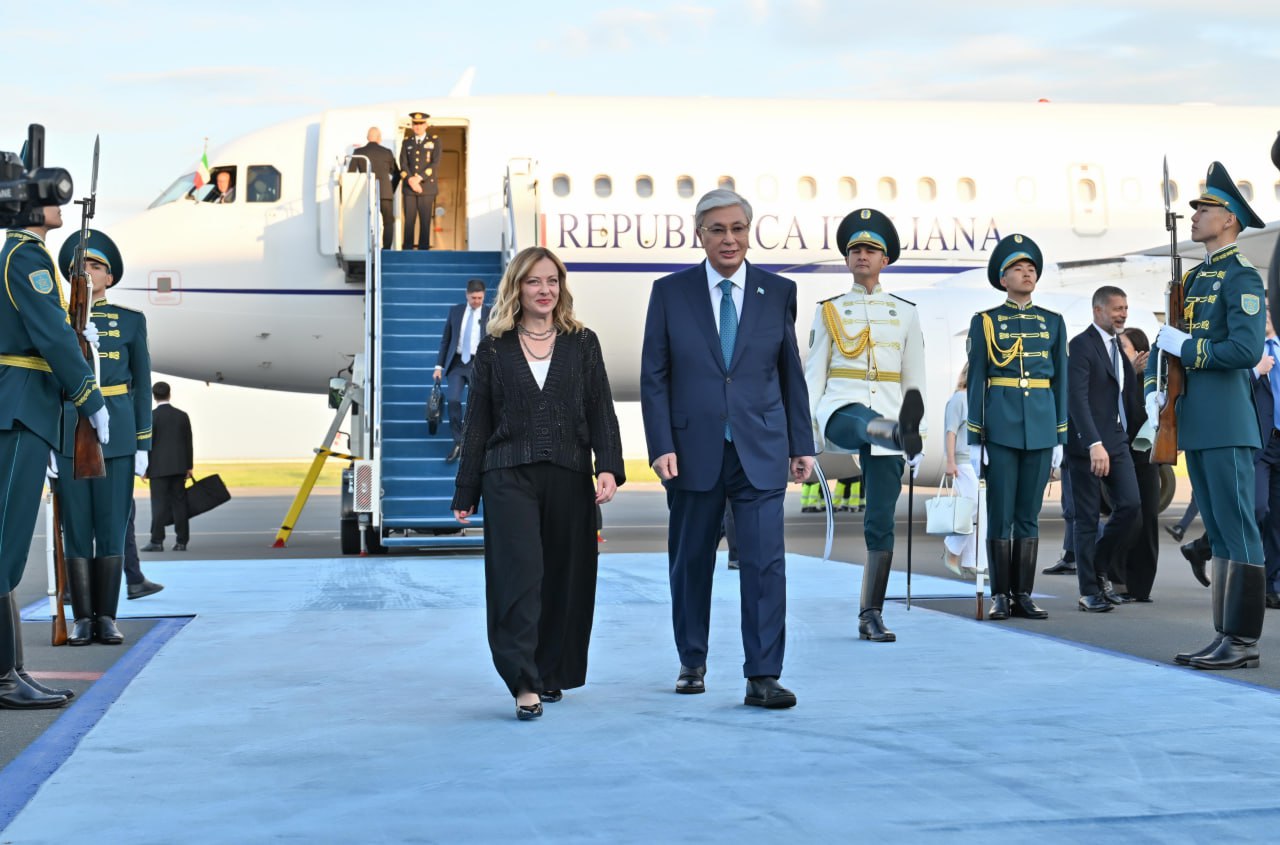 Касым-Жомарт Токаев встретил премьер-министра Италии Джорджу Мелони в аэропорту.