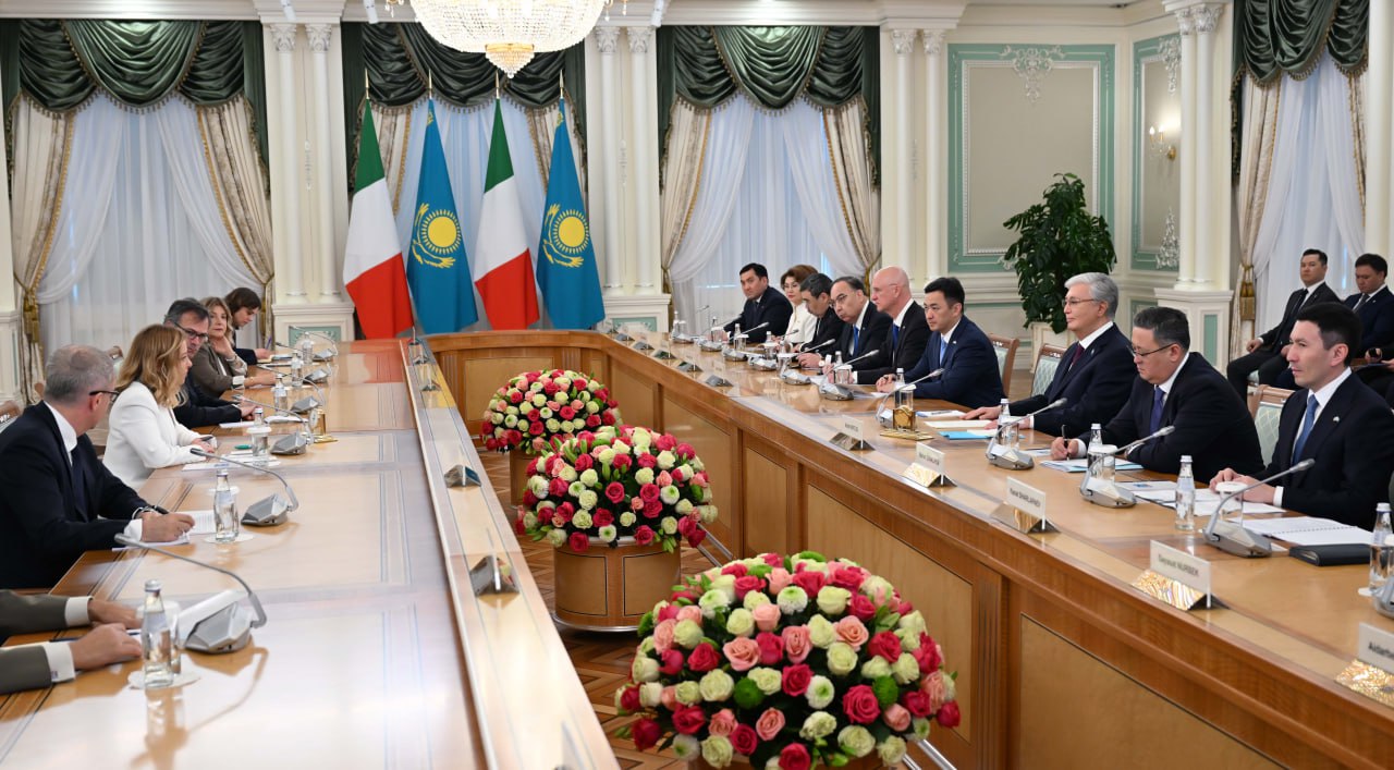 Касым-Жомарт Токаев провел переговоры в расширенном составе с Джорджей Мелони, прибывшей в Казахстан с официальным визитом.