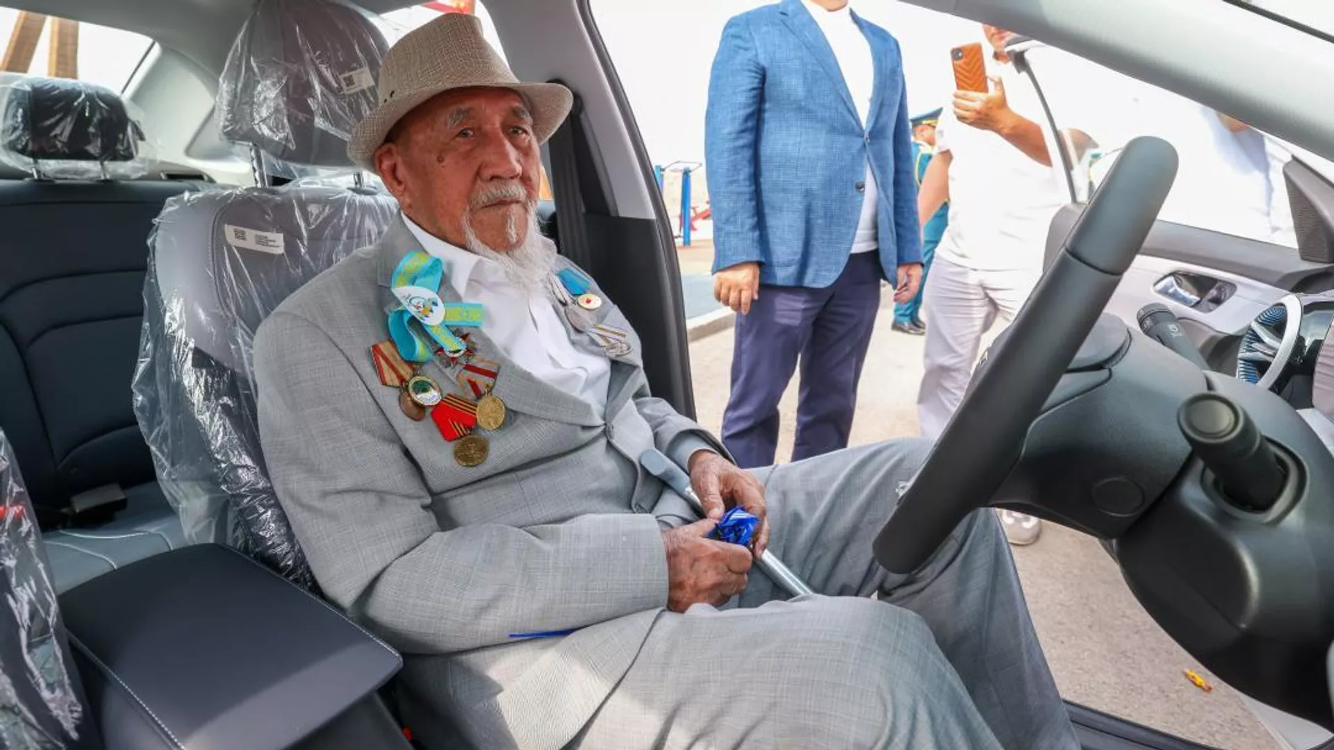 В Шымкенте ветеранам войны подарили автомобили