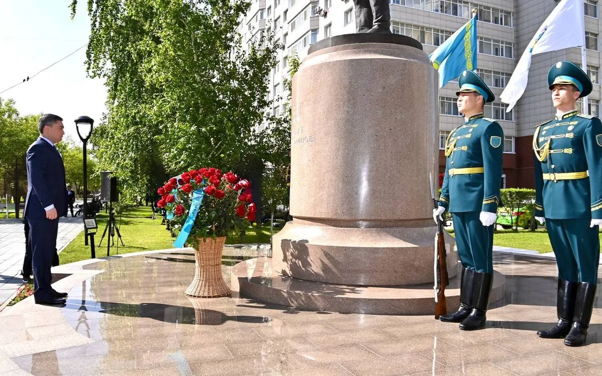 Олжас Бектенов возложил цветы к памятнику летчику Талгату Бигельдинову