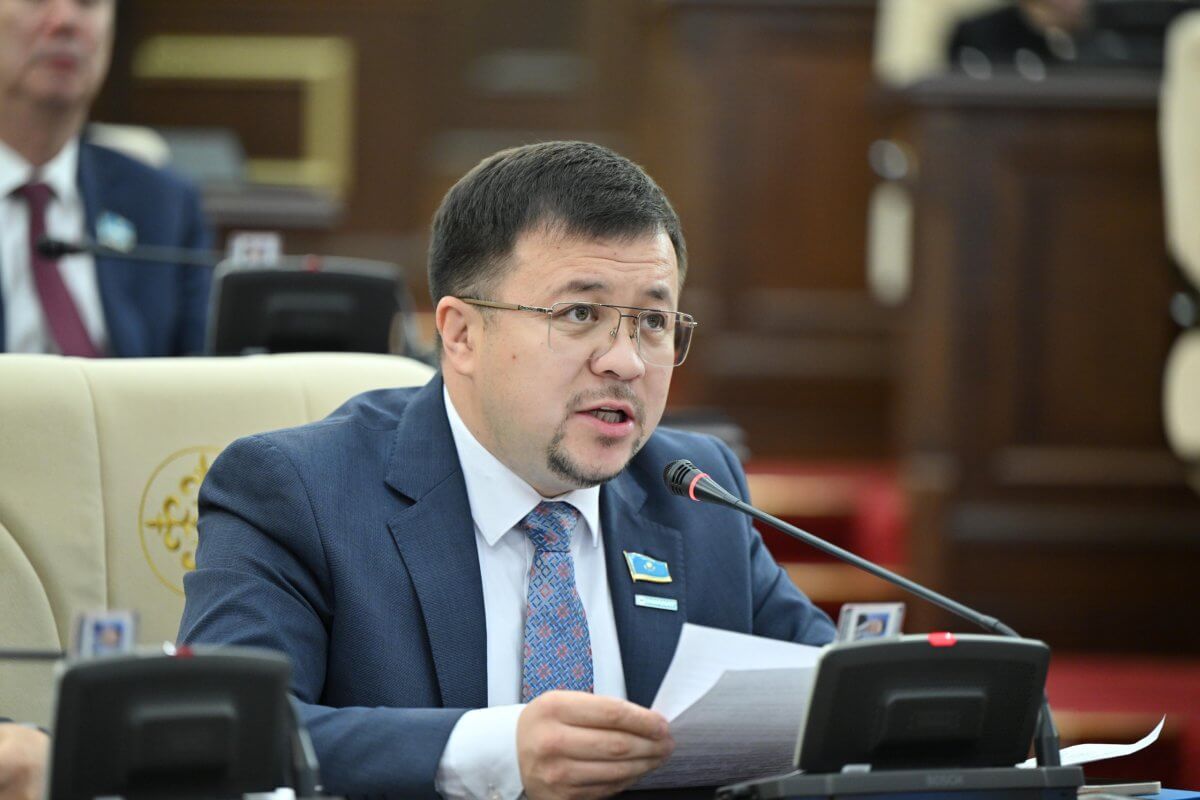 Депутат предложил обозначить столицу книги