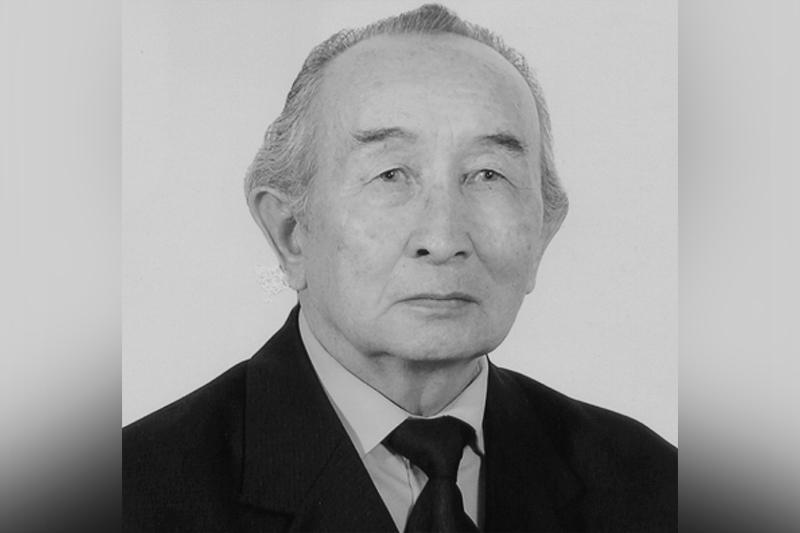 Почитание поэта-аксакала, скорбящего по «черной поэзии»