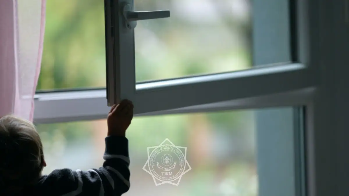 В Актобе трехлетний ребенок выпал с пятого этажа