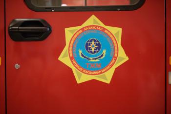 В Астане спасатели спасли мужчину, который собирался спрыгнуть с 10-го этажа.